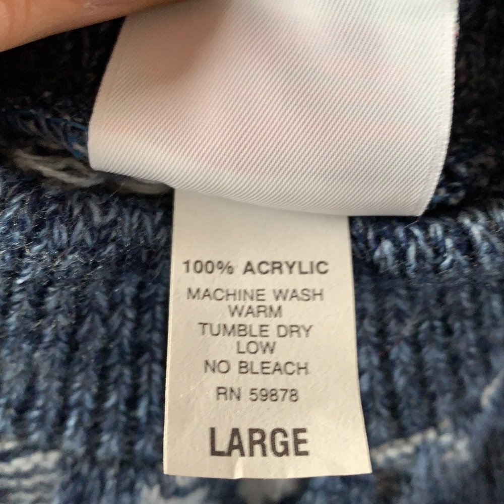 sweater no rips pulls or tears - Picture 4 of 4